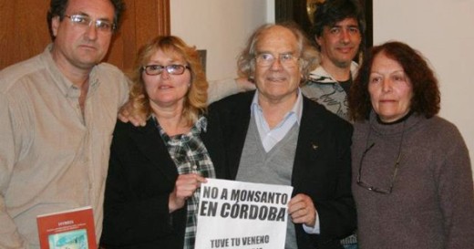 Adolfo Pérez Esquivel junto a las Madres de Ituzaingó en la presentación del libro «Hybris»