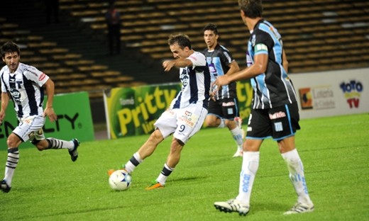 Talleres fue dueño del clásico y aplastó a Racing por 4 a 1