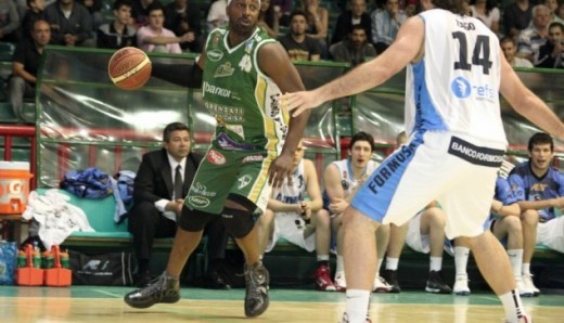 Atenas ganó su primer partido de la 2013/2014