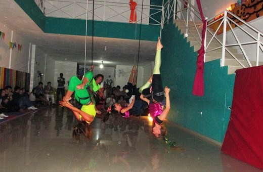 Acrobacias con arnés, fusión de arte y deporte