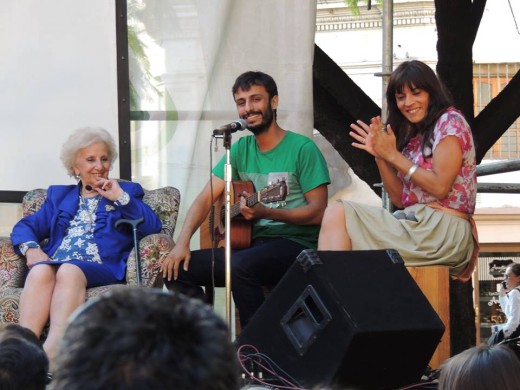 Camila Sosa Villada y Lucas Heredia junto a Estela de Carlotto