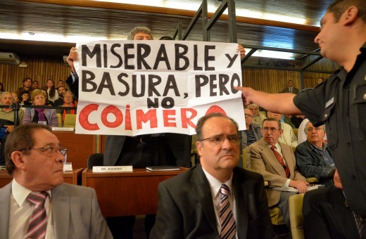 Juicio Menéndez III: escándalo en la audiencia por una pancarta contra el tribunal