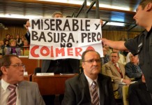 Juicio Menéndez III: escándalo en la audiencia por una pancarta contra el tribunal